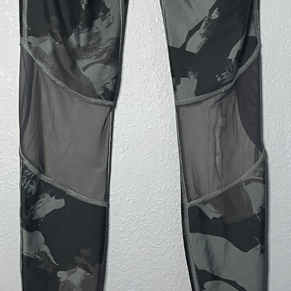 Under Armour Athletic‎ Capri Leggings Women’s Medium Compression Heat Gear Mesh - Picture 7 of 8